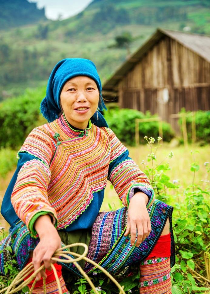 Donna in abito tradizionale in un villaggio di montagna nel Vietnam settentrionale