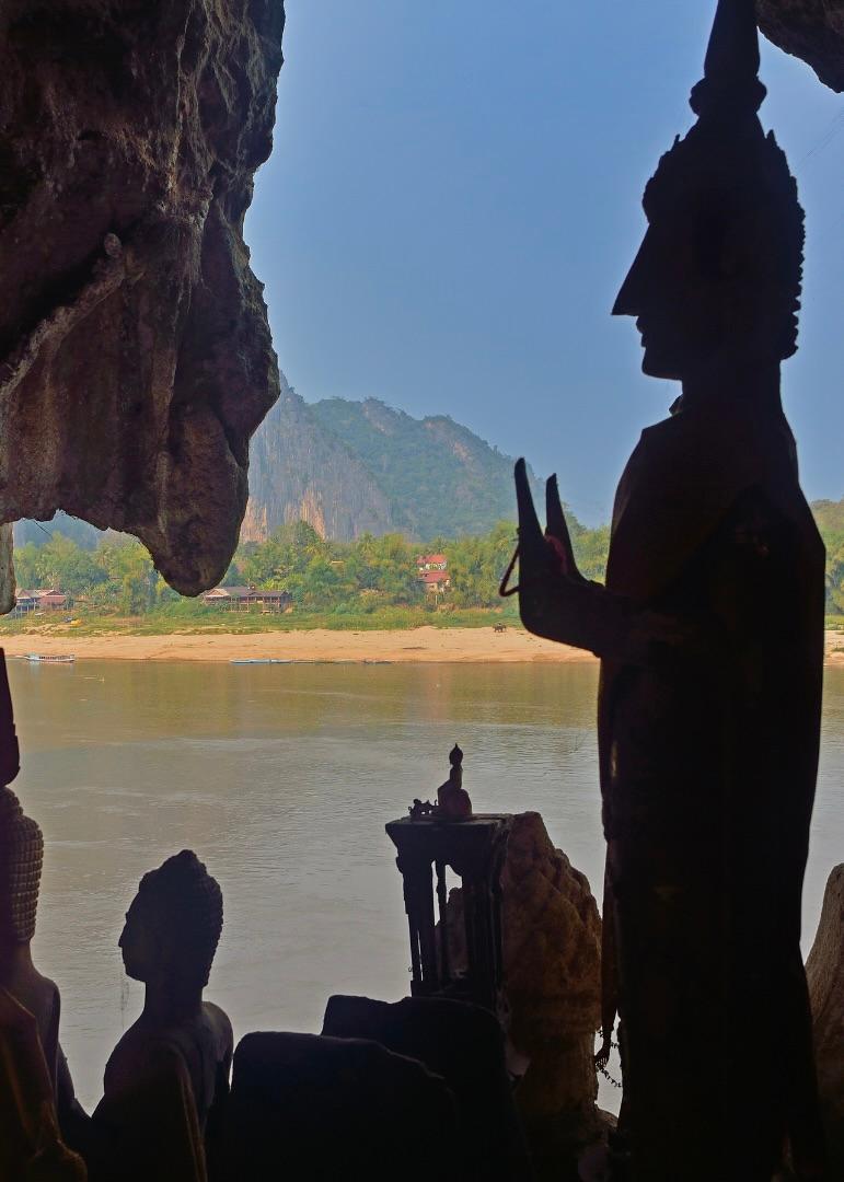 Statue del Buddha in una grotta affacciata sul Mekong, in Laos