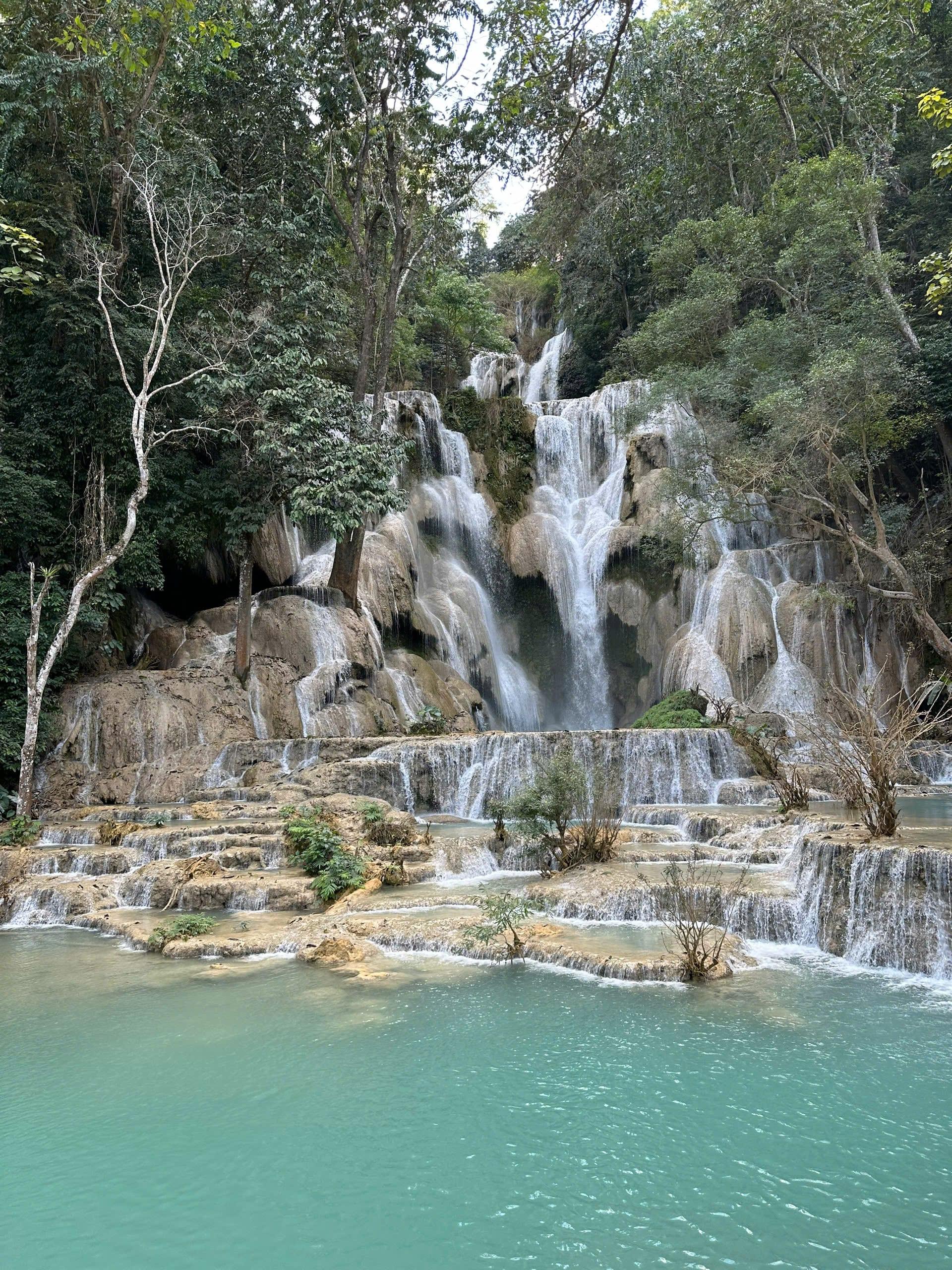 Un’ampia cascata a gradoni che si riversa in piscine naturali turchesi