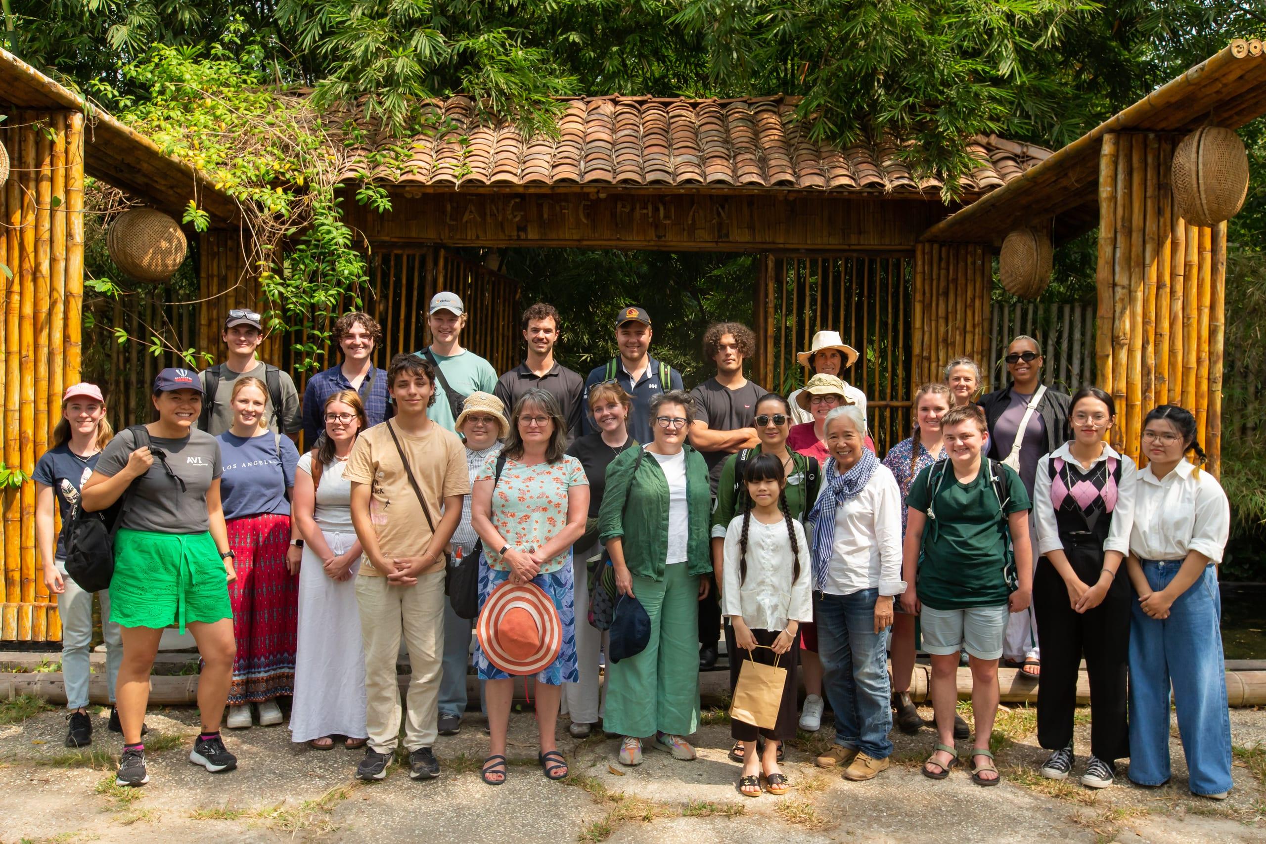 Ospiti di un tour di gruppo SEASIA Travel presso una casa di bambù