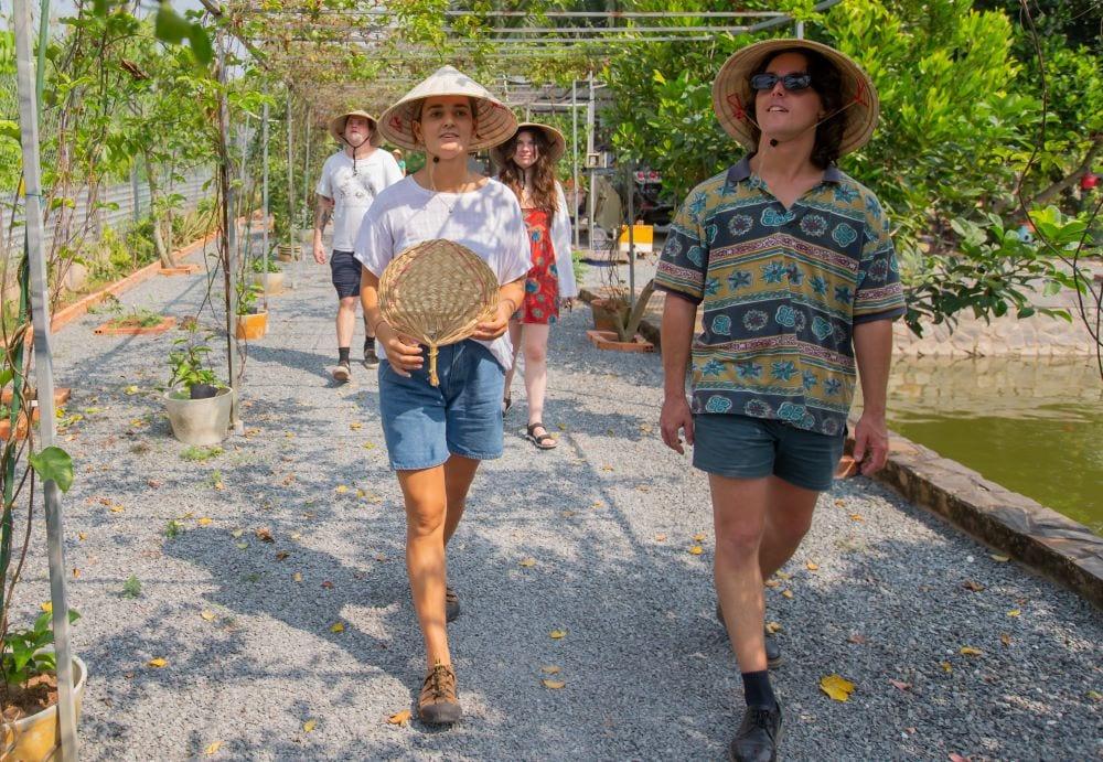 Ospiti a passeggio in un villaggio vietnamita