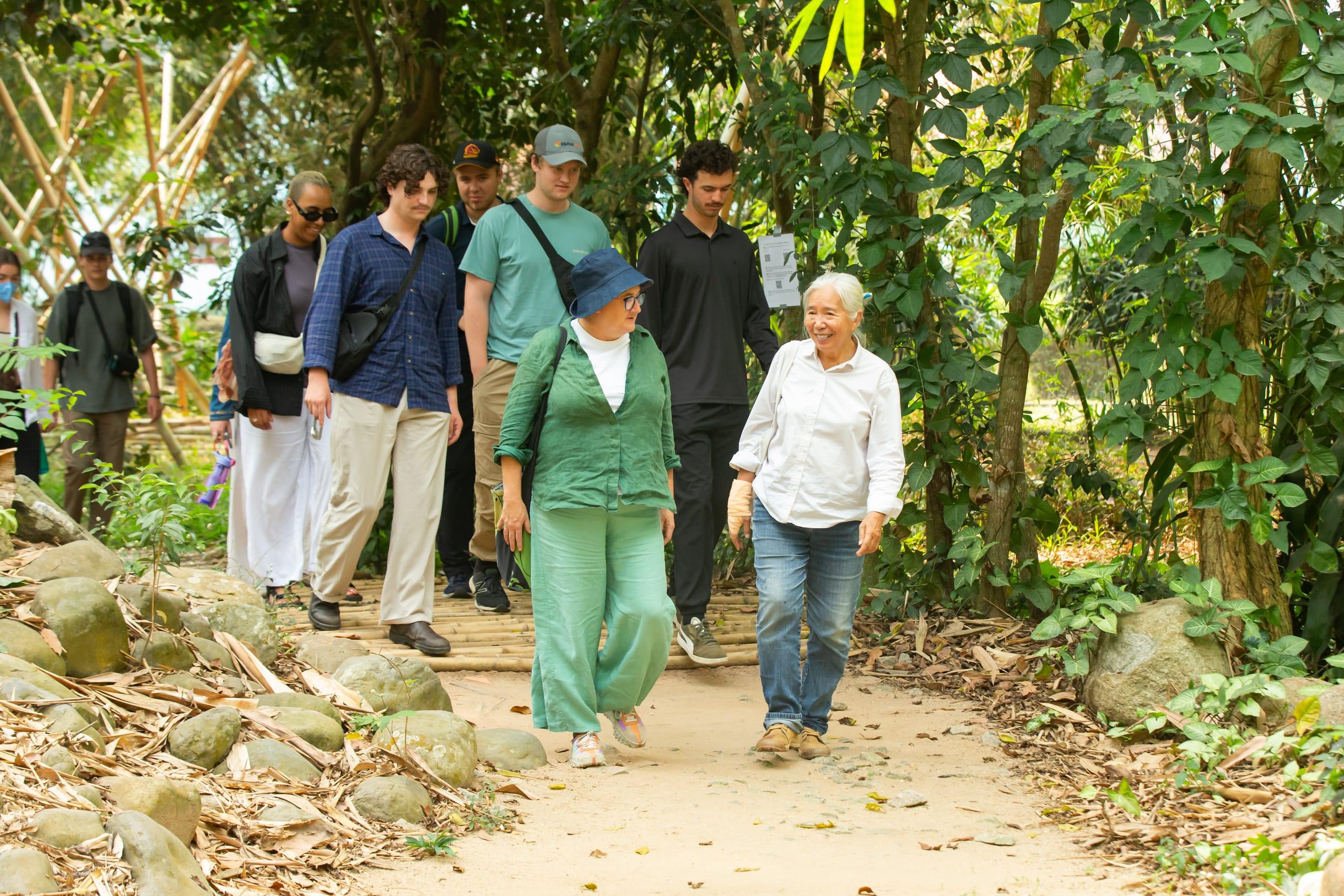Viaggiatori su un sentiero di campagna in Vietnam