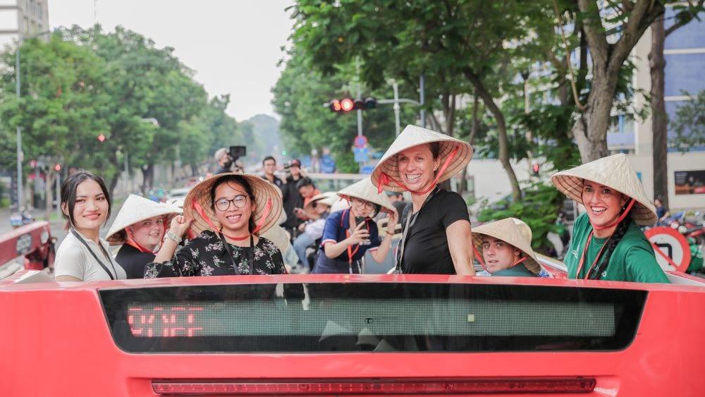 Viaggiatori durante un city tour in autobus a Hanoi