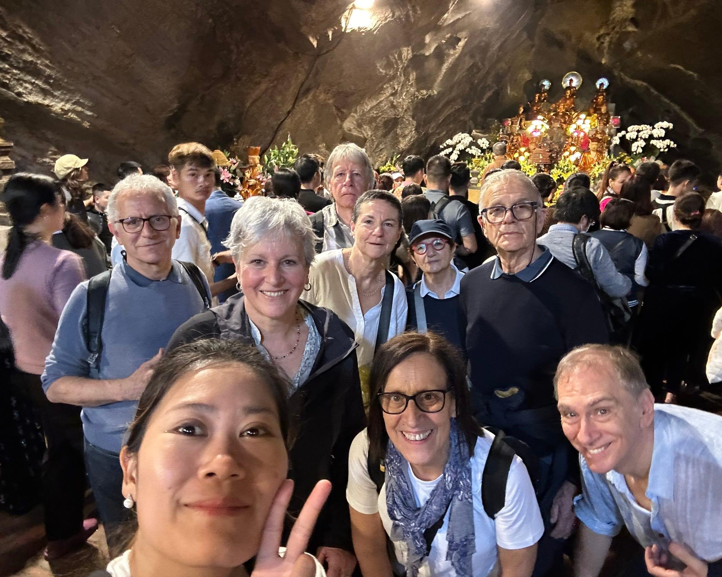 Gruppo di ospiti in visita a una pagoda in una grotta