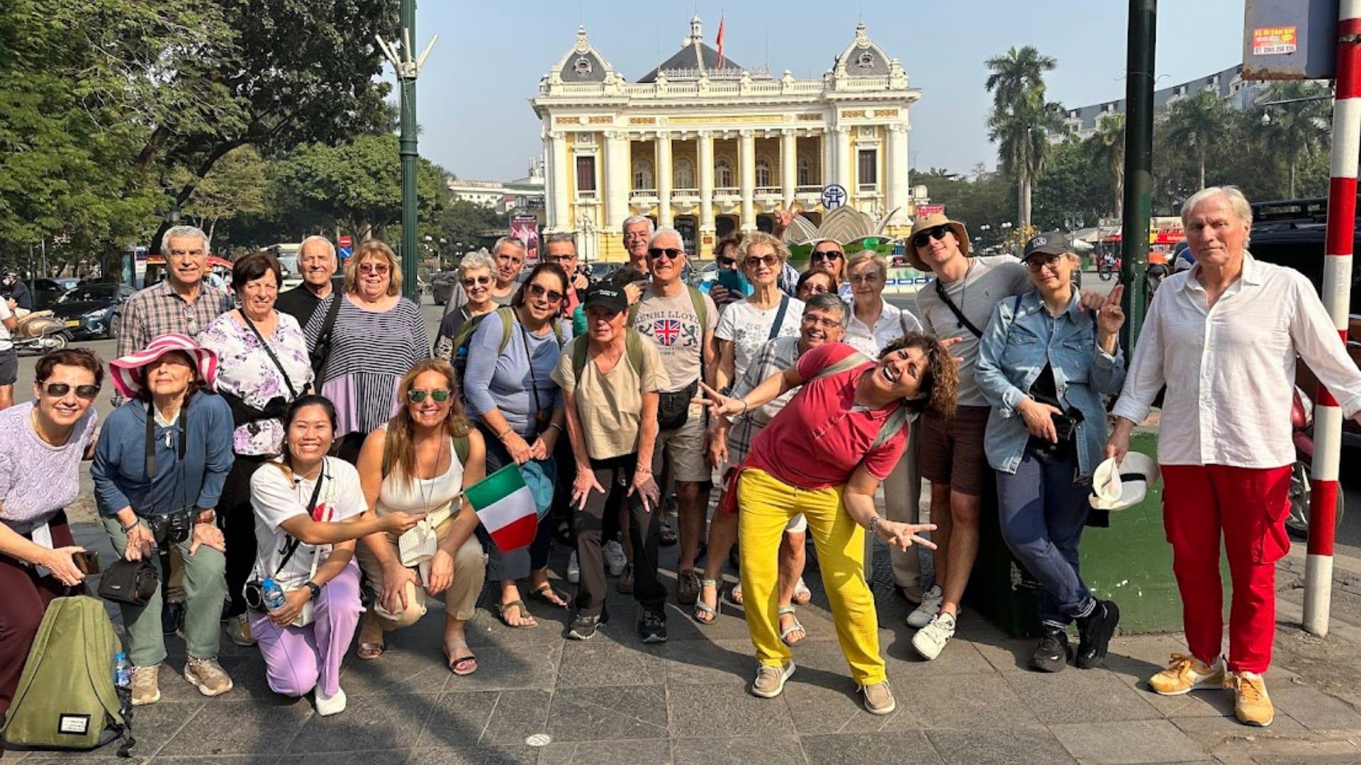 Gruppo di viaggiatori italiani davanti al Teatro dell’Opera di Hanoi