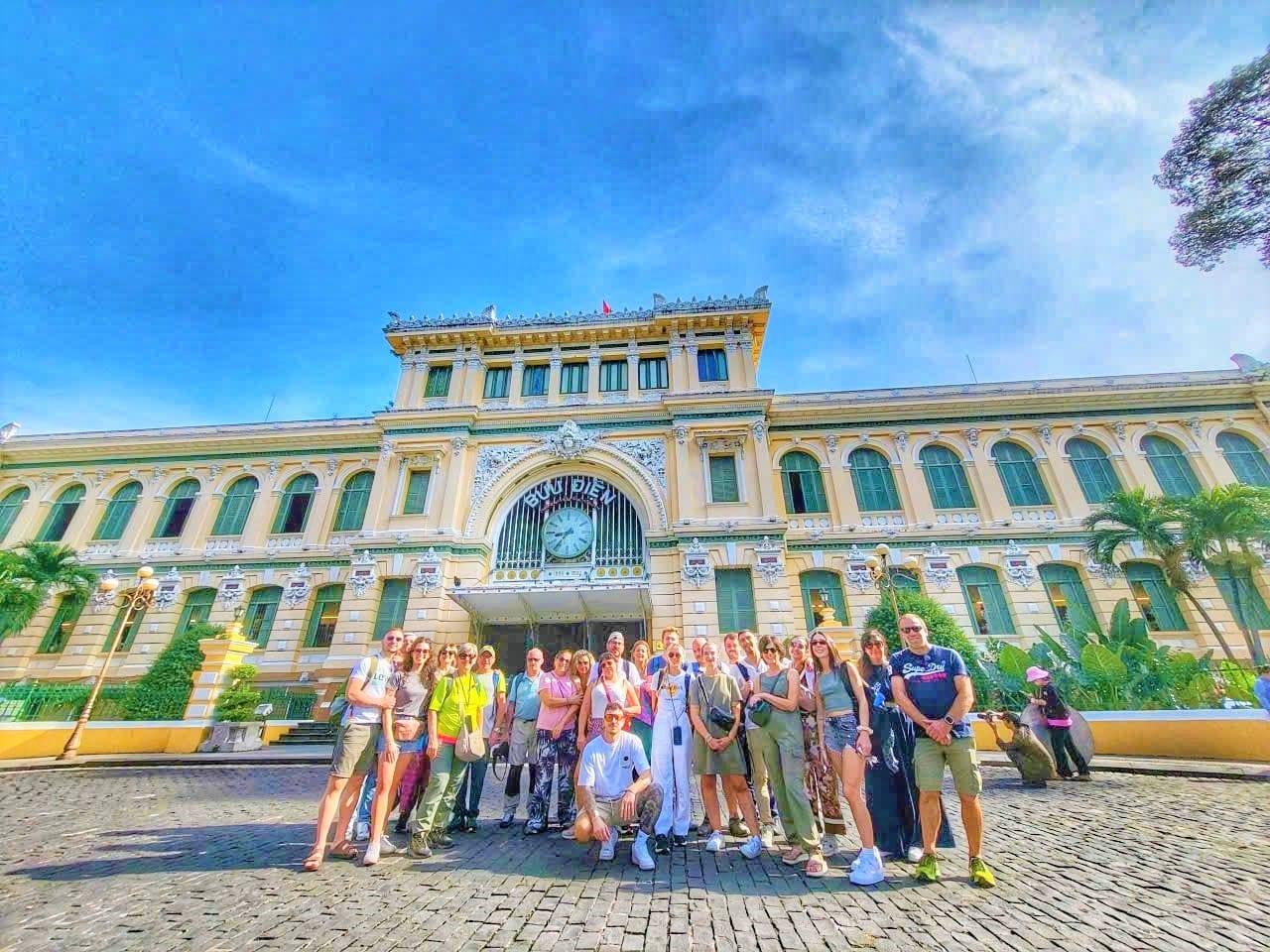 Gruppo davanti al Palazzo delle Poste Centrali di Saigon