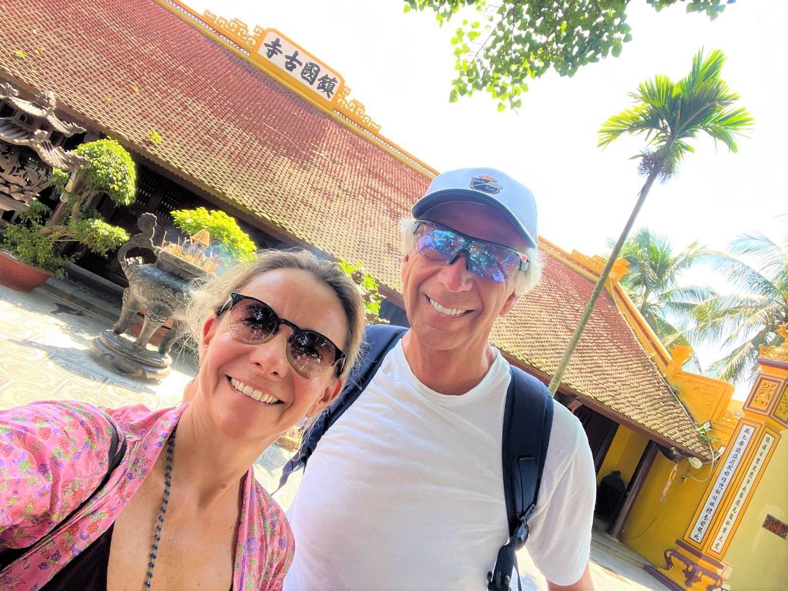 Selfie di una coppia nel cortile di una pagoda