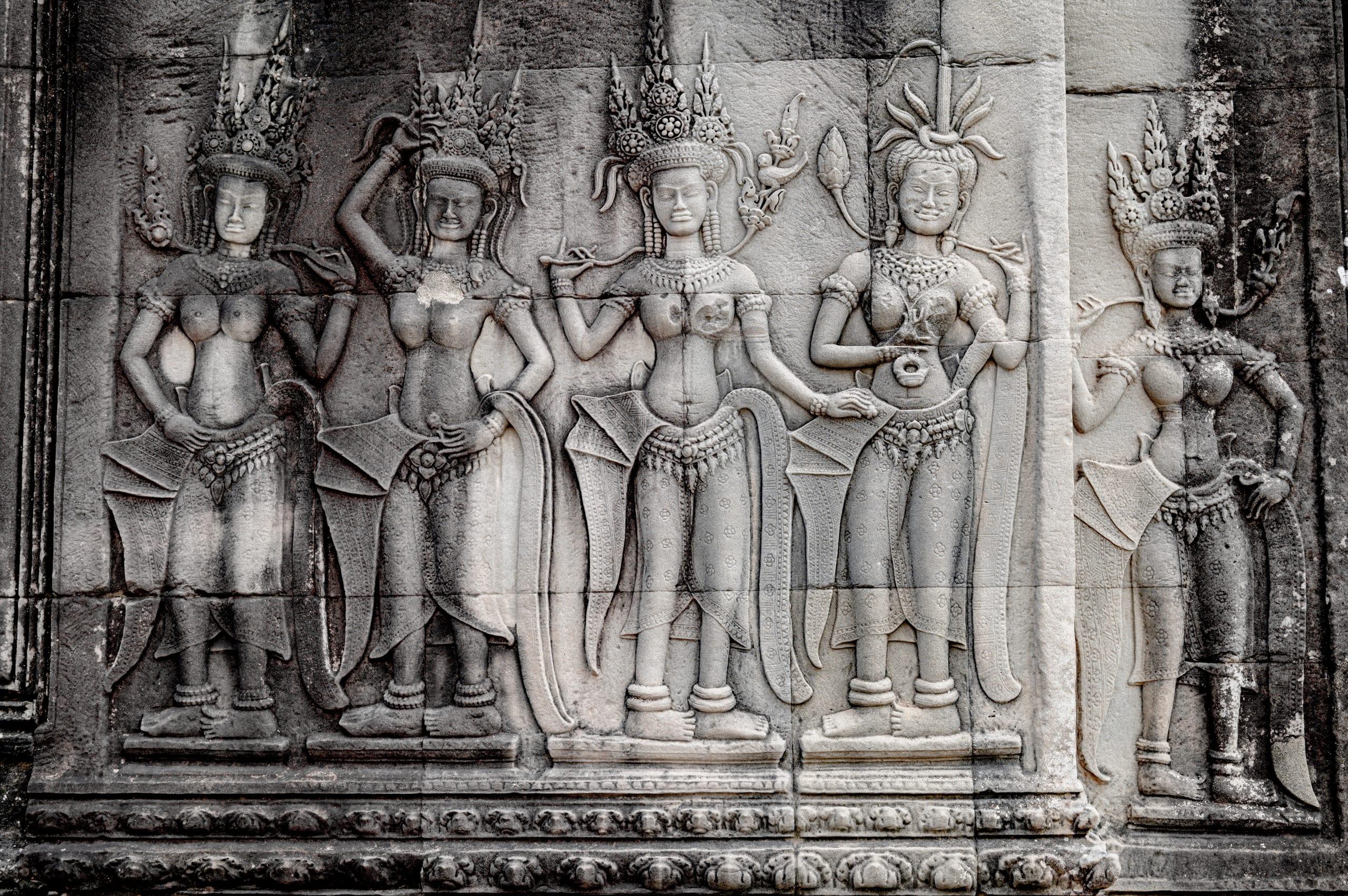 Danzatrici Apsara scolpite in rilievo sulla parete di un tempio
