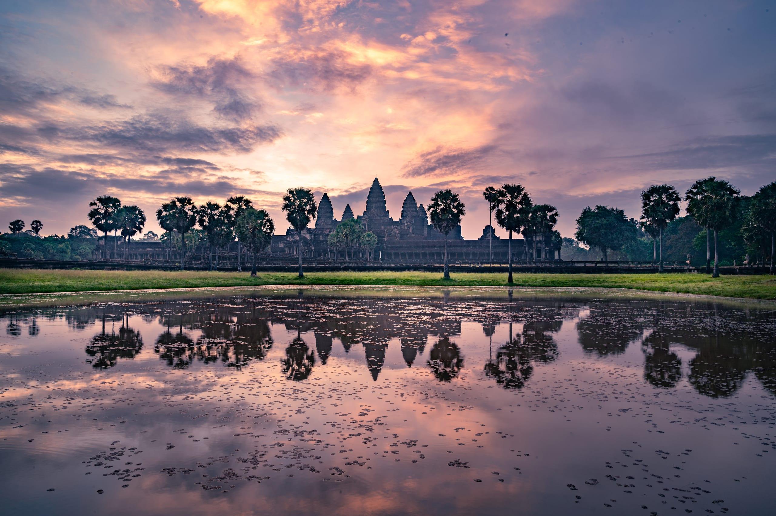 Le torri di Angkor Wat riflesse nell’acqua immobile all’alba